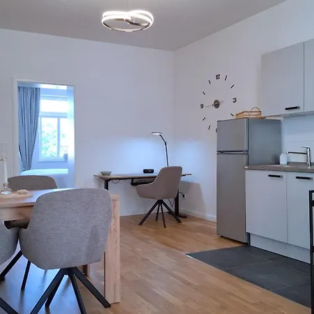 Connect Living - 3 Apartments - Boxspringbett-Balkon-Parkplatz-Arbeitsplatz-Fitness-Sauna-Fahrstuhl *