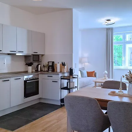 Connect Living - 3 Apartments - Boxspringbett-Balkon-Parkplatz-Arbeitsplatz-Fitness-Sauna-Fahrstuhl *