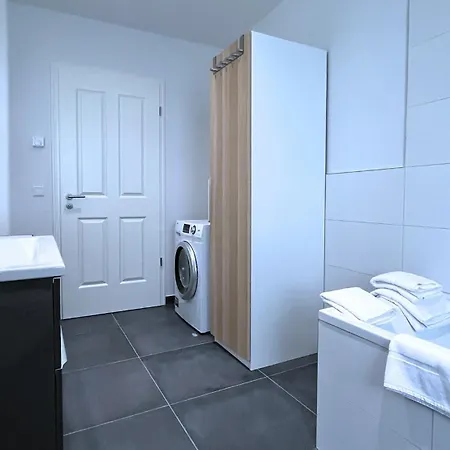 Connect Living - 3 Apartments - Boxspringbett-Balkon-Parkplatz-Arbeitsplatz-Fitness-Sauna-Fahrstuhl *