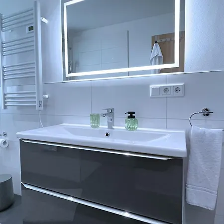 Apartament Connect Living - 3 Apartments - Boxspringbett-Balkon-Parkplatz-Arbeitsplatz-Fitness-Sauna-Fahrstuhl Magdeburg