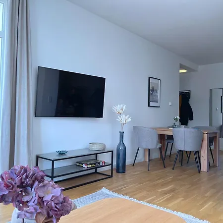 Connect Living - 3 Apartments - Boxspringbett-Balkon-Parkplatz-Arbeitsplatz-Fitness-Sauna-Fahrstuhl Magdeburg