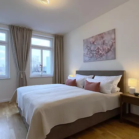 Connect Living - 3 Apartments - Boxspringbett-Balkon-Parkplatz-Arbeitsplatz-Fitness-Sauna-Fahrstuhl